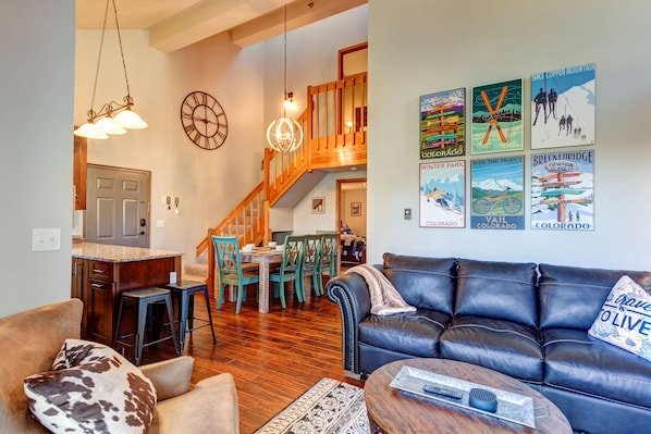 Top floor 4 BR condo, perfect location, views, SKI-IN SKI-OUT vacation rental in Four O'Clock / Snowflake