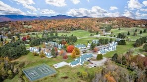 Village Green 8D — 2BR with Fireplace & Resort Amenities vacation rental in Mountain Road (Village Green)