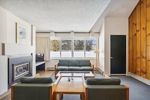 Village Green 8D — 2BR with Fireplace & Resort Amenities vacation rental in Mountain Road (Village Green)