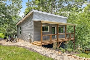 Welcome to the Blue Ridge Treehouse vacation rental in Asheville (near Parkway)